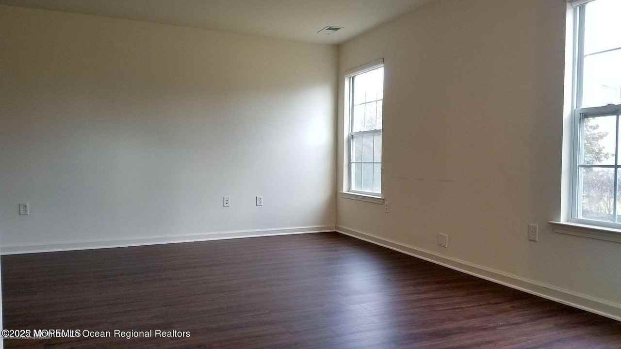 11 Hawthorne Dr - Photo 2 of 6