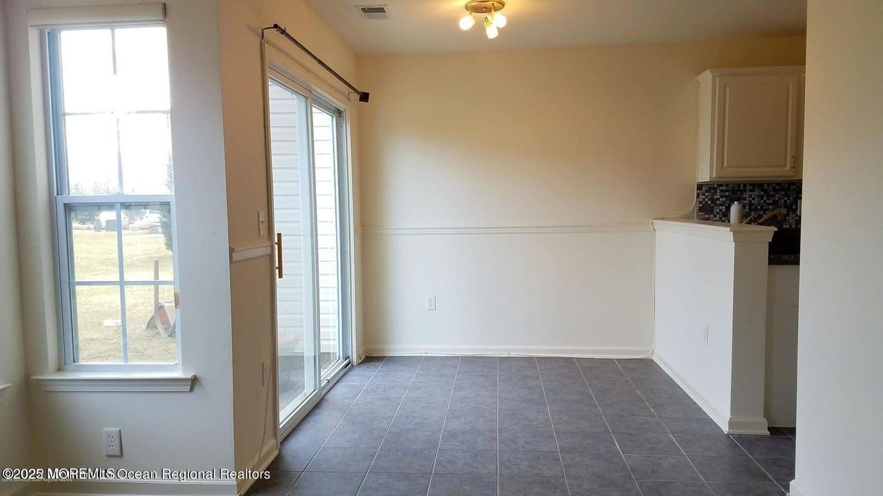 11 Hawthorne Dr - Photo 3 of 6