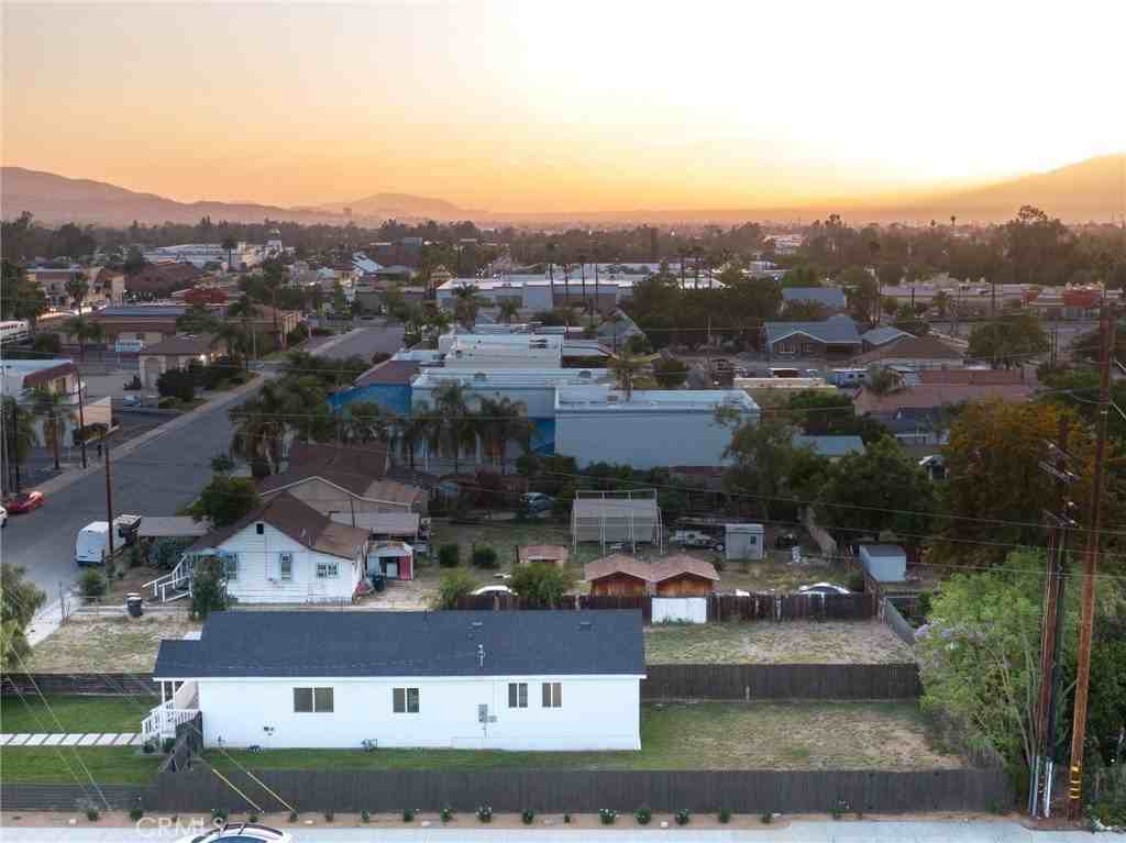 423 E Stuart Ave - Photo 2 of 8