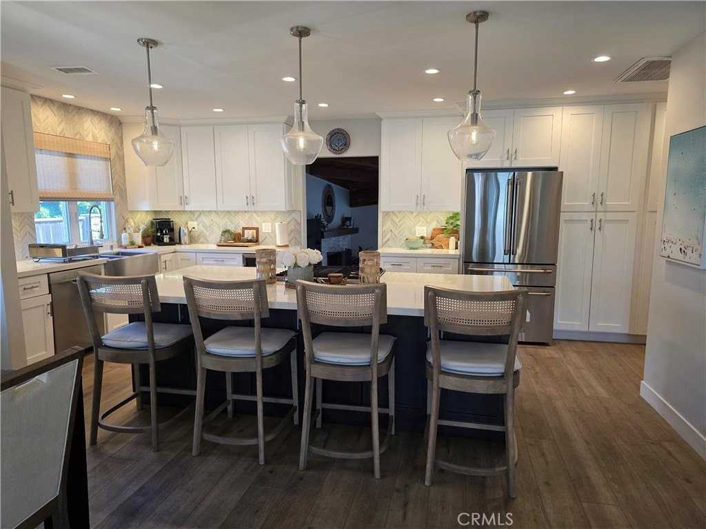 1319 S Irena Ave - Photo 5 of 29