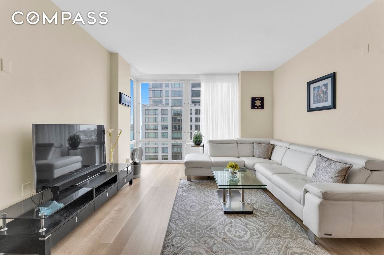 220 Riverside Blvd #27B - Photo 4 of 19