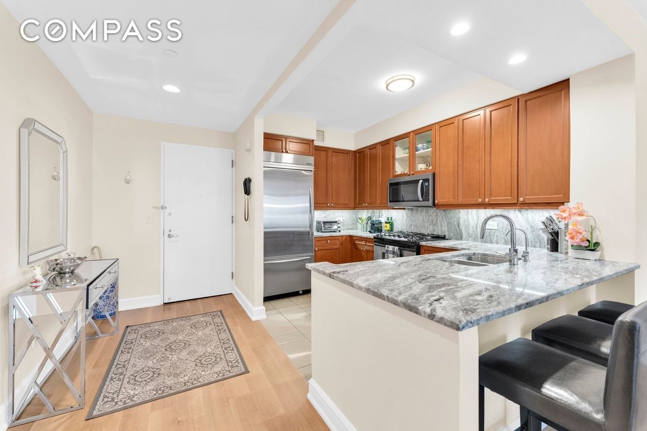 220 Riverside Blvd #27B - Photo 7 of 19