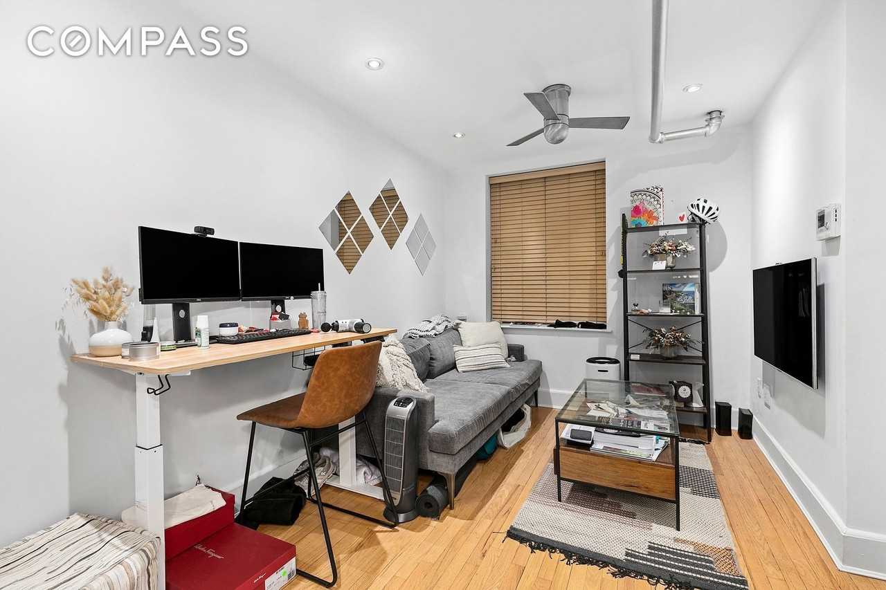 140 W 10th St #BTW - Photo 2 of 8