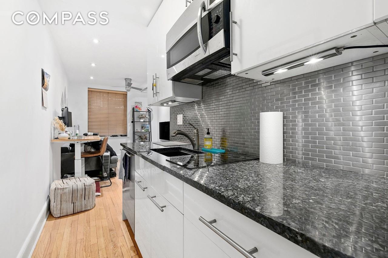 140 W 10th St #BTW - Photo 3 of 8
