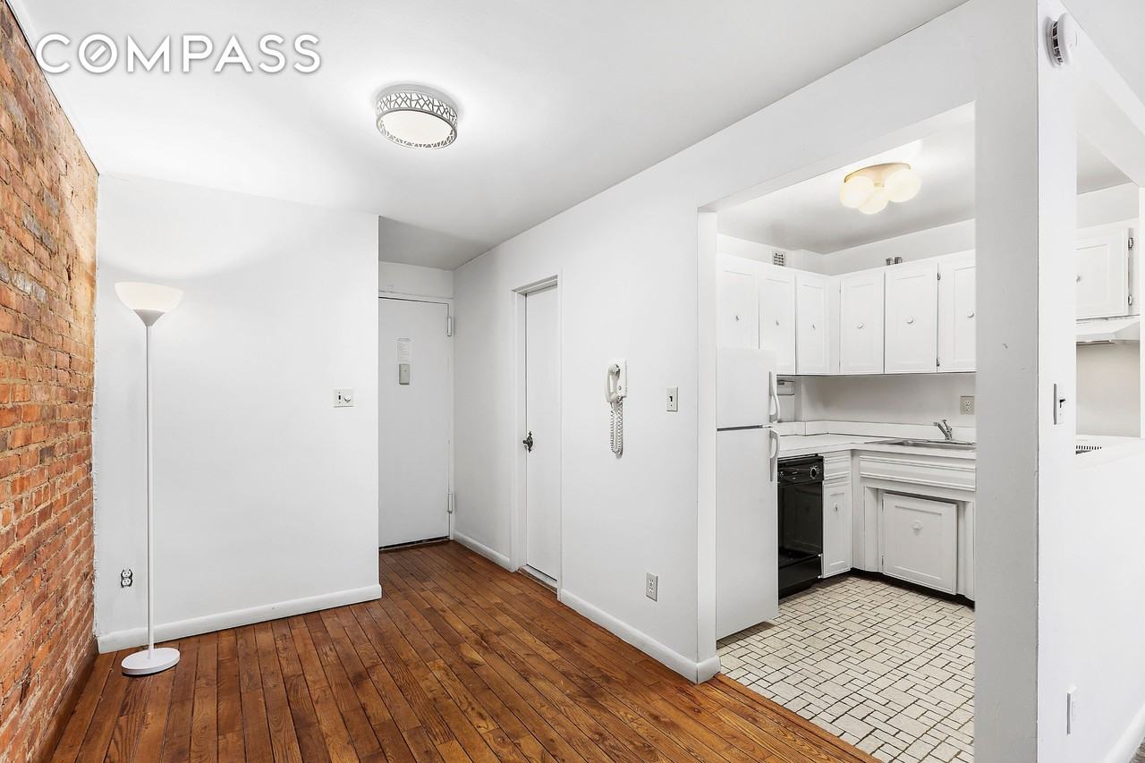 59 E 74th St #6A - Photo 2 of 5