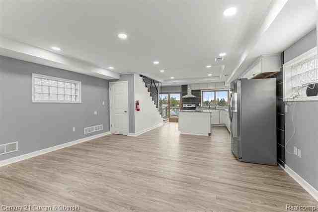 9 Walnut St - Photo 5 of 50