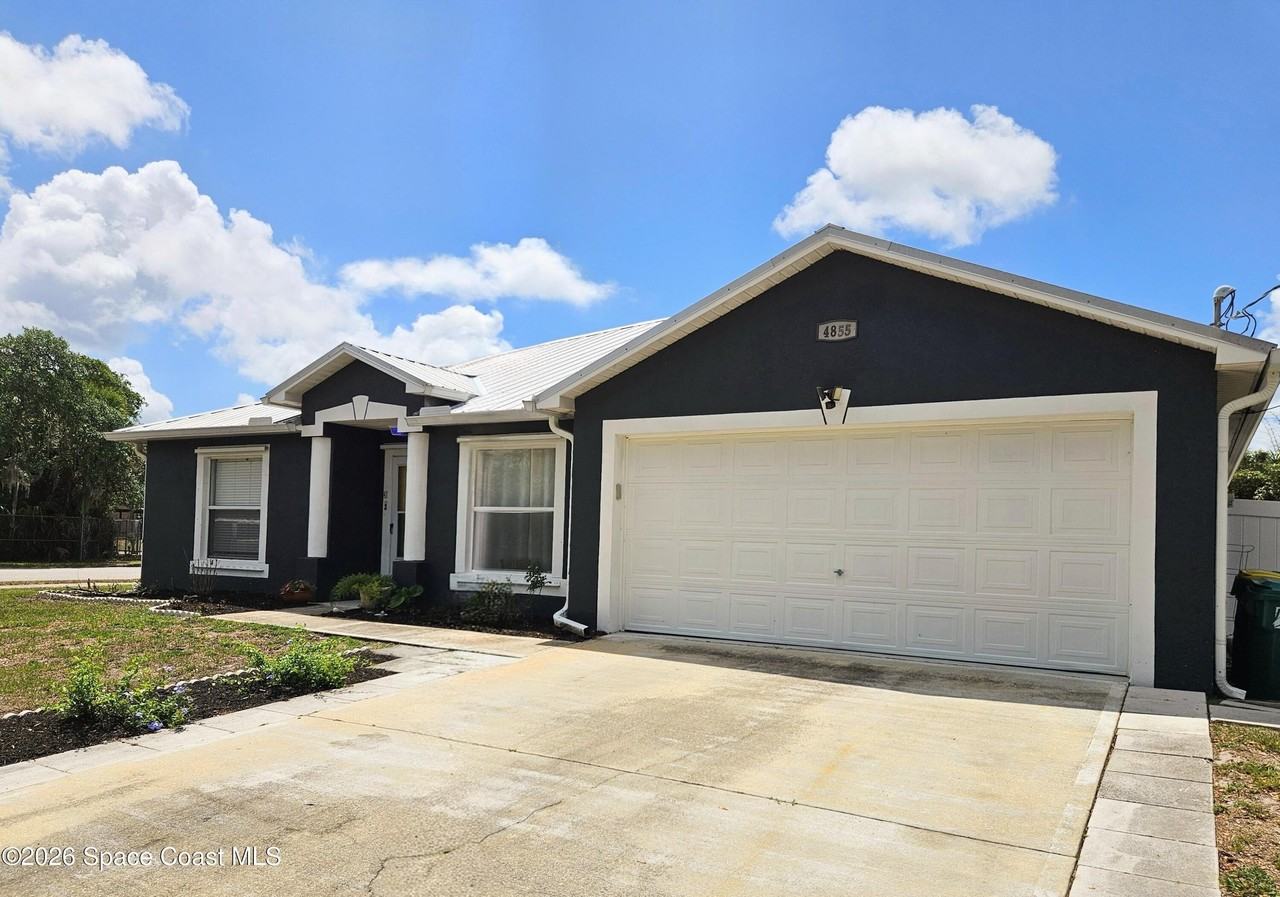 4855 Balfern St - Photo 4 of 28