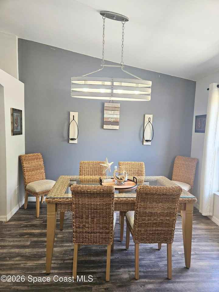 4855 Balfern St - Photo 5 of 28