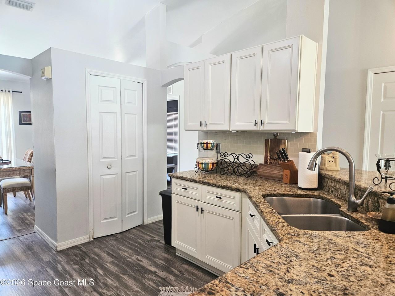 4855 Balfern St - Photo 6 of 28
