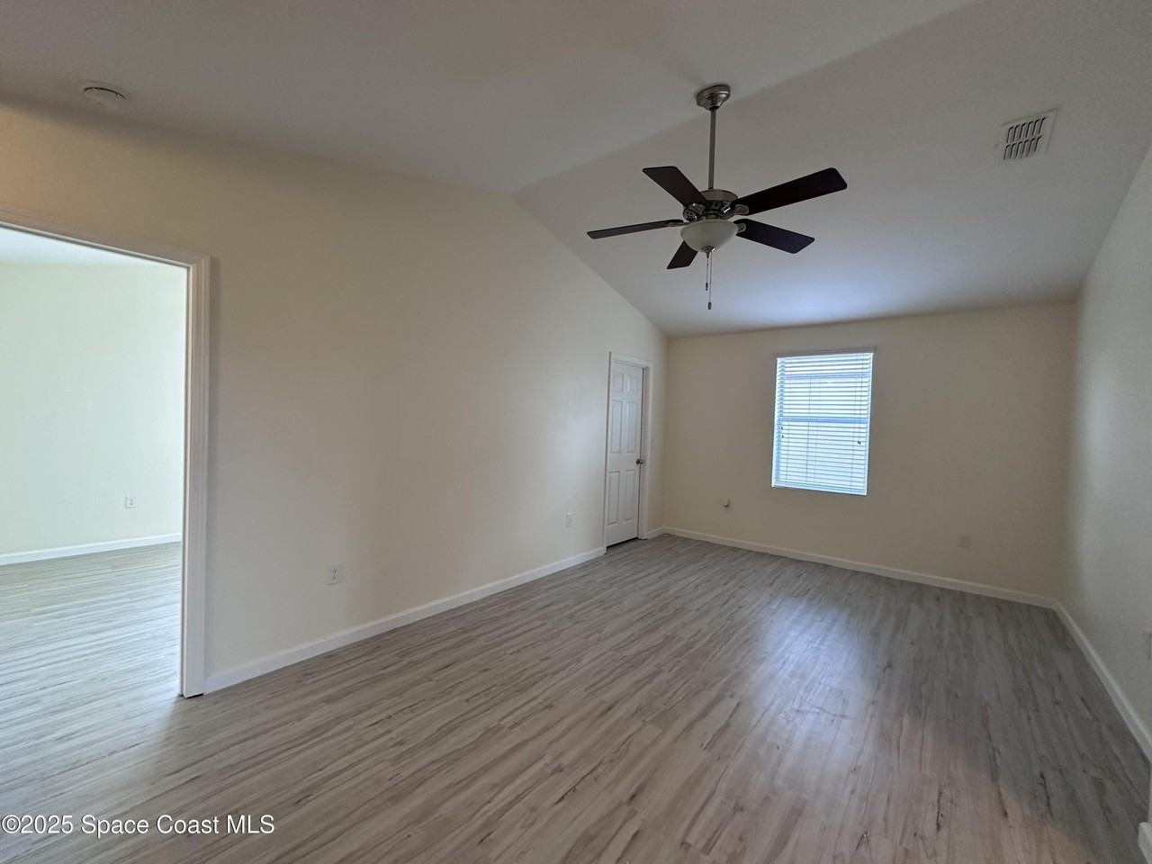 1526 Litchfield Dr - Photo 3 of 19