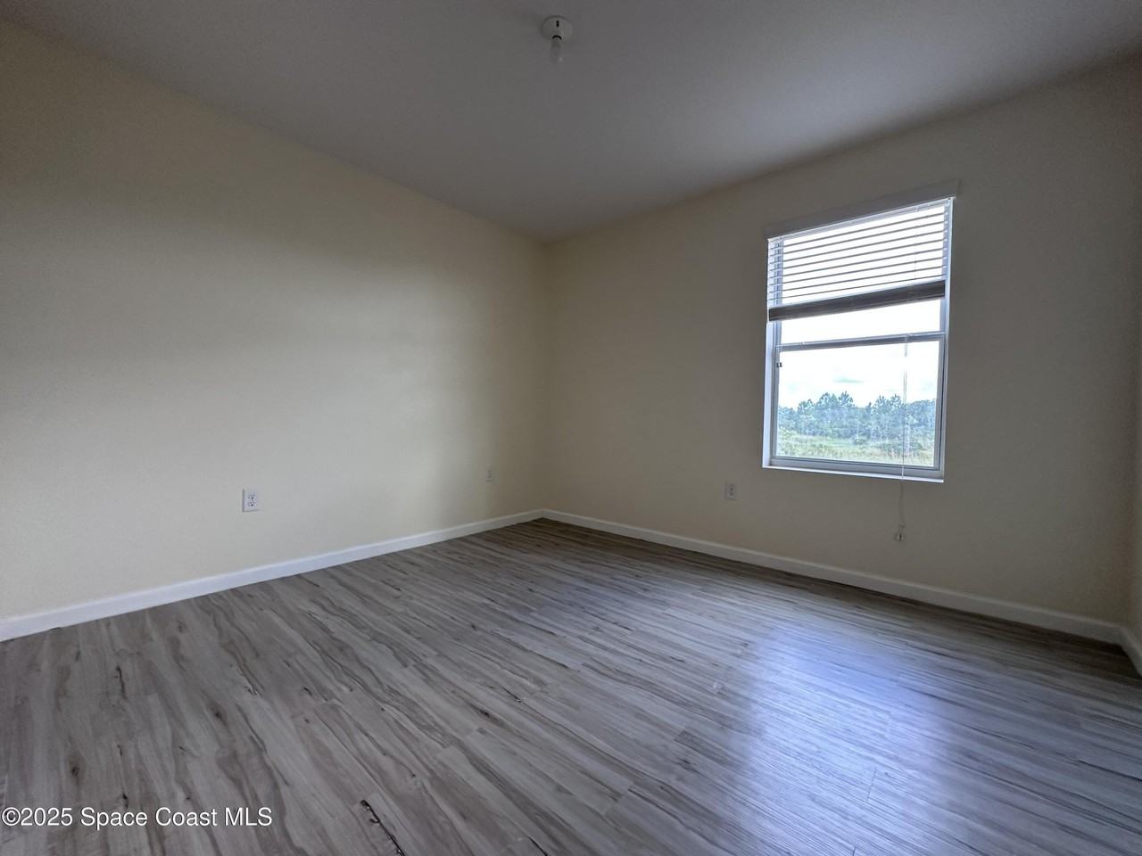 1526 Litchfield Dr - Photo 4 of 19