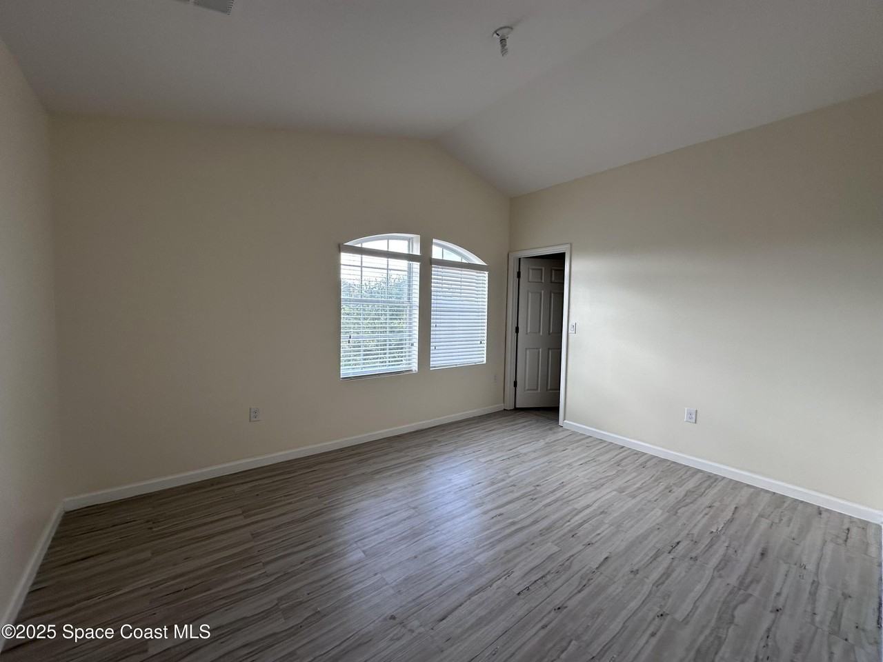 1526 Litchfield Dr - Photo 5 of 19
