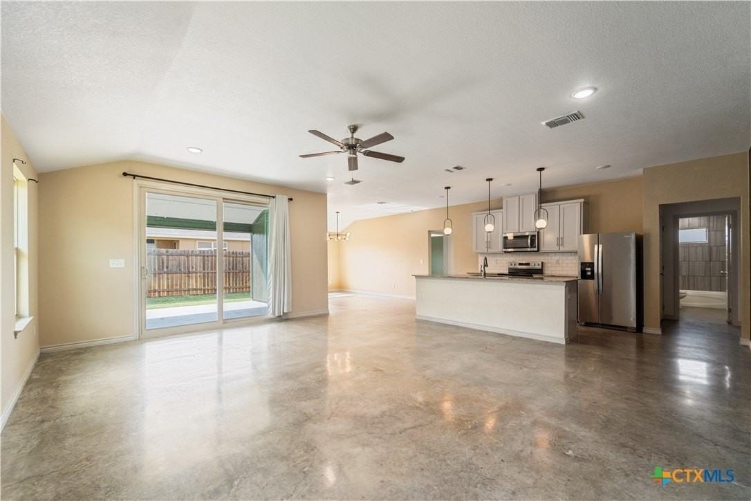 742 Freedom Cir - Photo 4 of 17