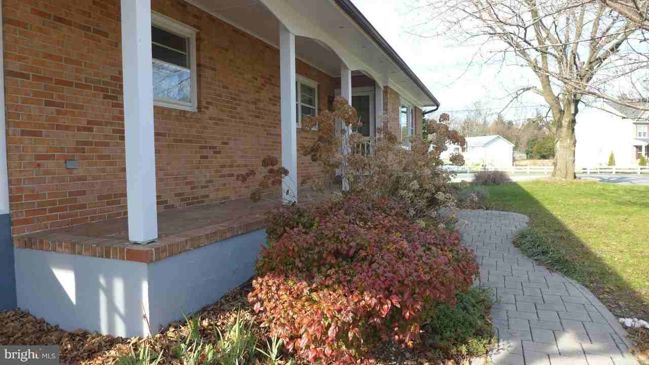 93 Great Lake Dr - Photo 2 of 25