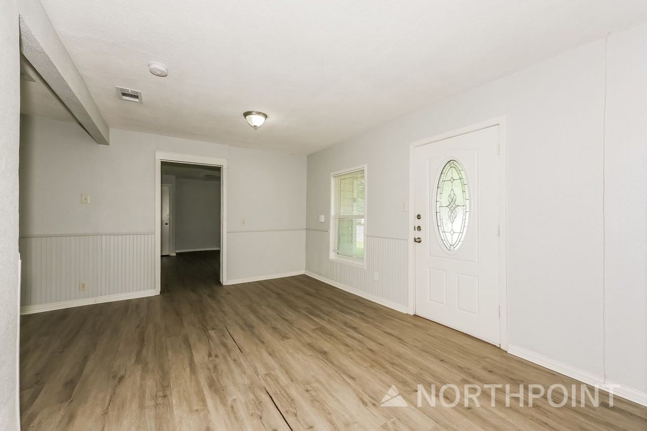 1405 Granbury St - Photo 3 of 16