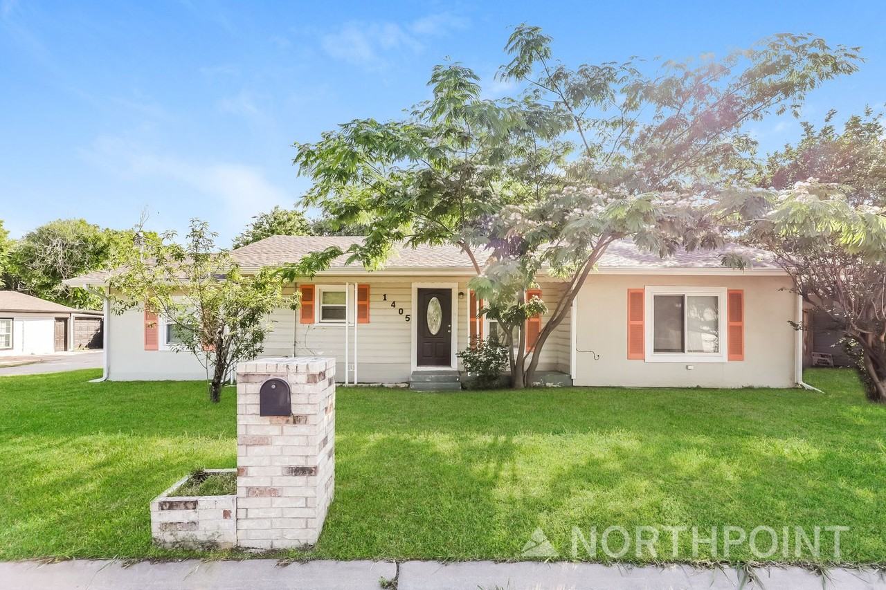1405 Granbury St - Photo 2 of 16