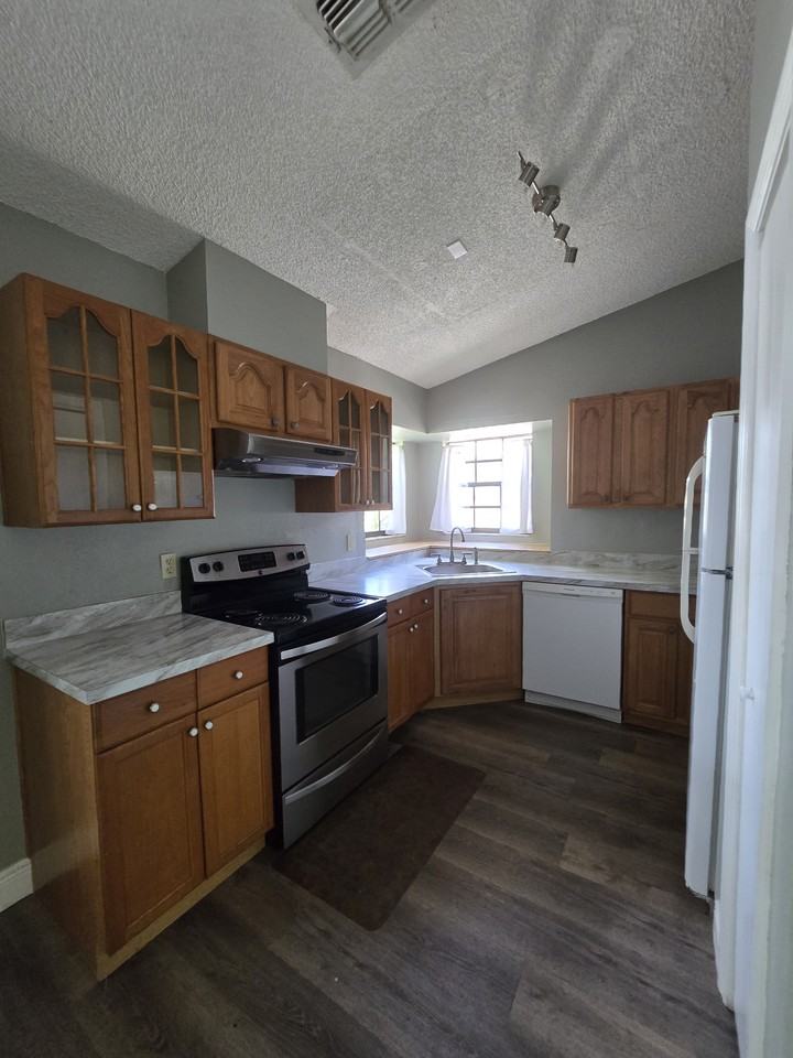 11101 Lindsay Rd - Photo 4 of 17