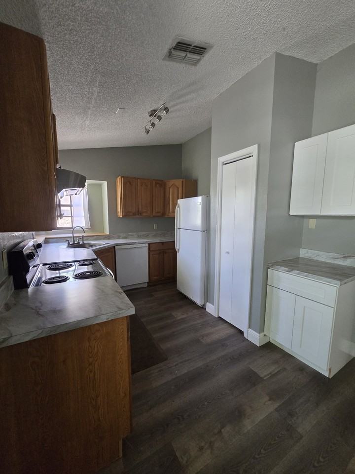 11101 Lindsay Rd - Photo 5 of 17