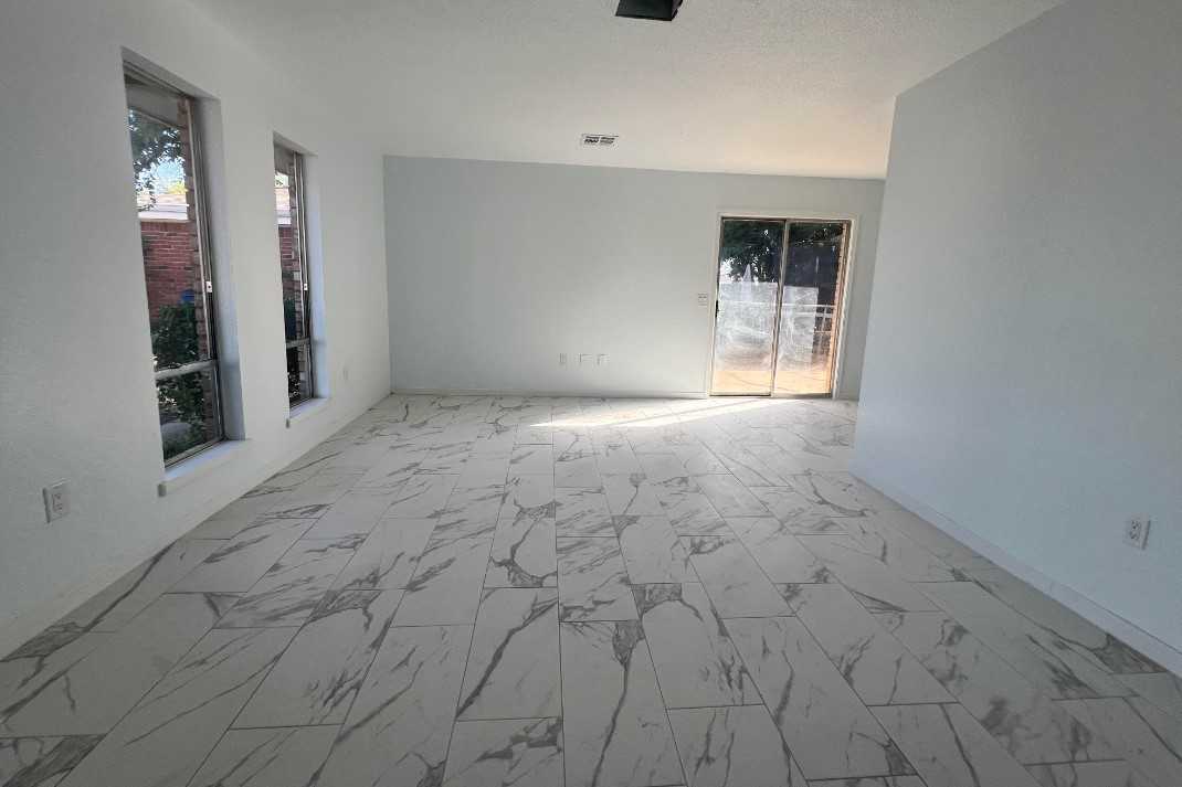708 E Redbud Ct - Photo 3 of 11