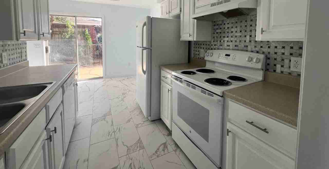 708 E Redbud Ct - Photo 4 of 11