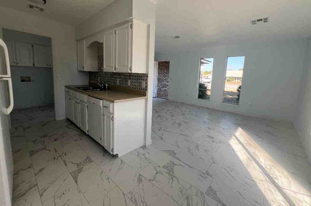 708 E Redbud Ct - Photo 5 of 11