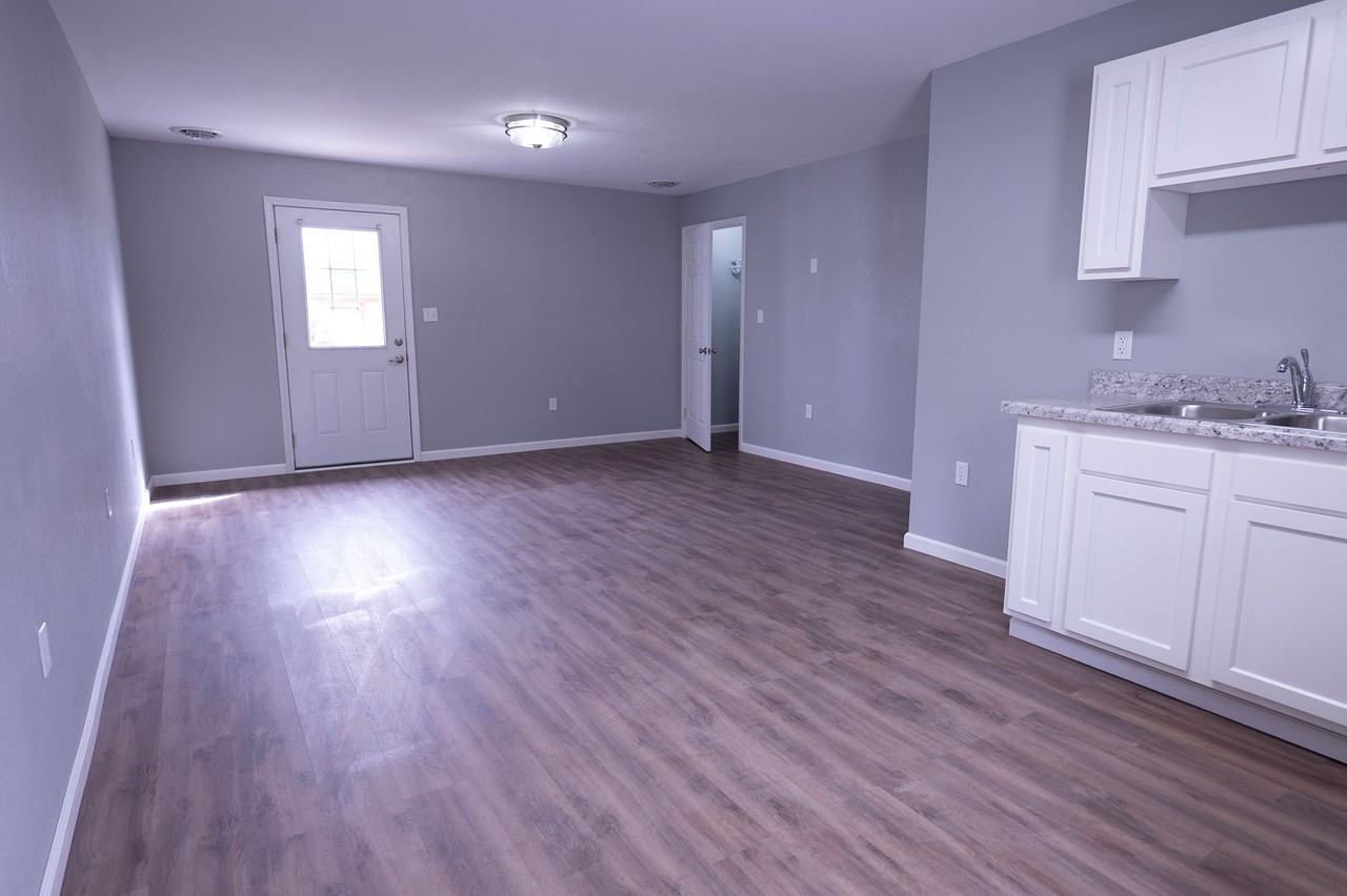 815 N Main St - Photo 3 of 9
