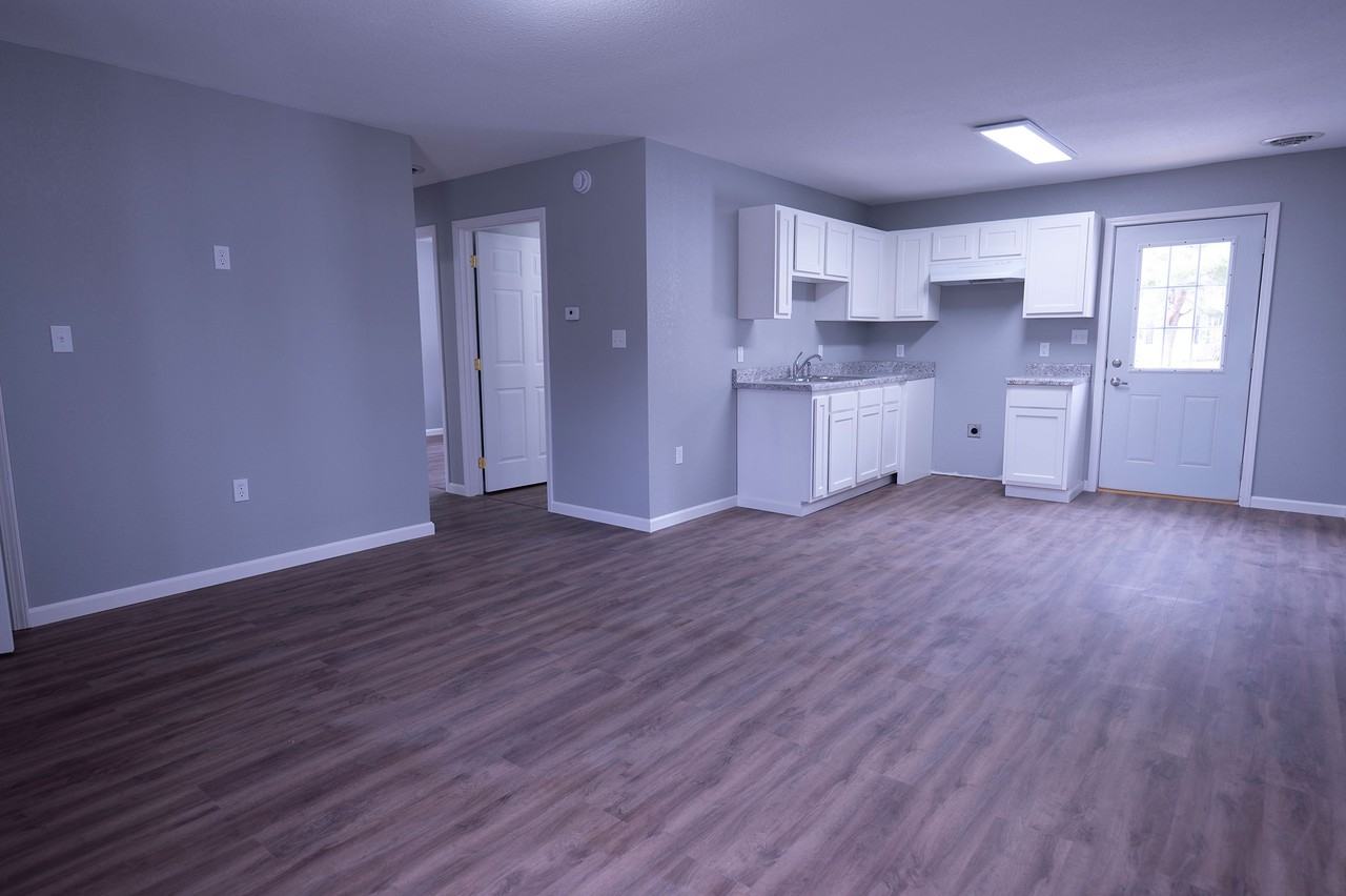 815 N Main St - Photo 5 of 9