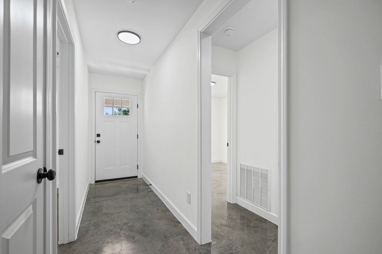 1061 N Avalon St - Photo 4 of 13