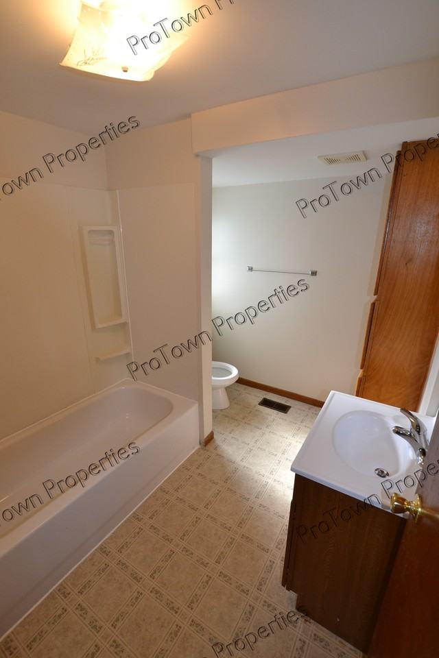711 North Hickory Street - Photo 3 of 8