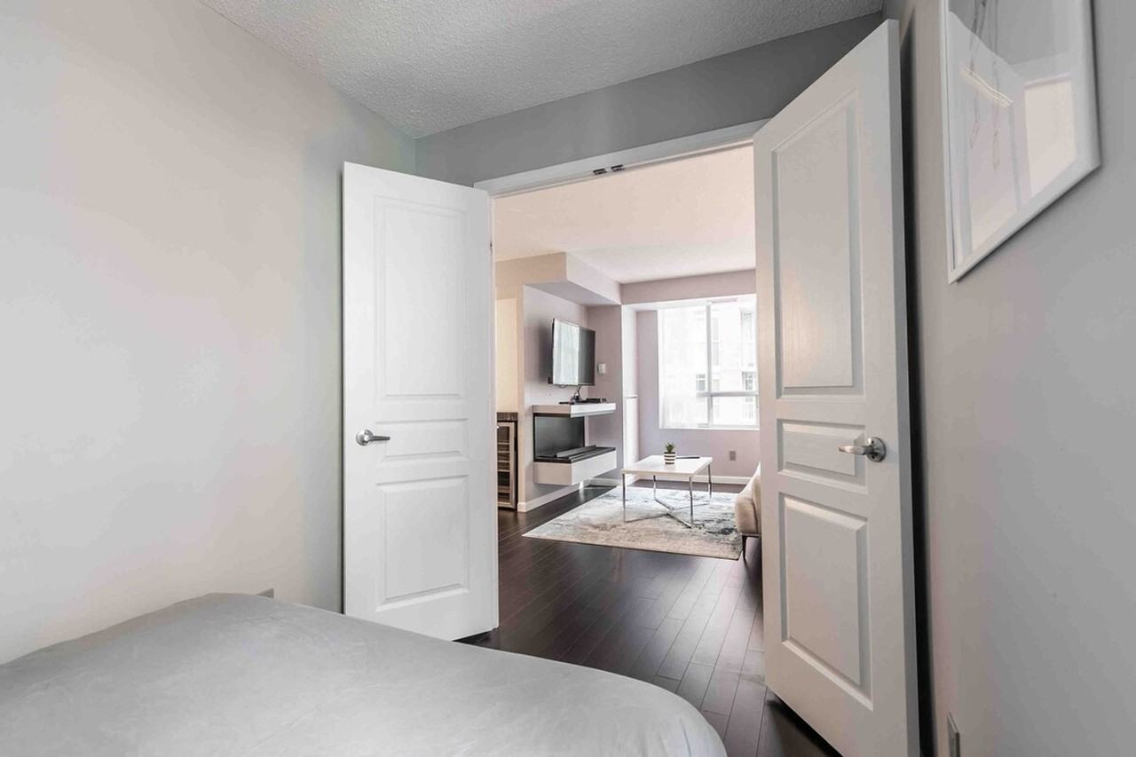 203 Adelaide St W #1513130P - Photo 3 of 13