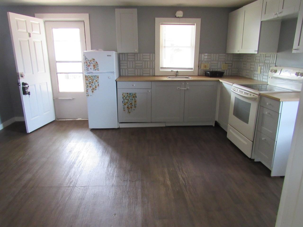 223 N 10th St #B - Photo 3 of 5