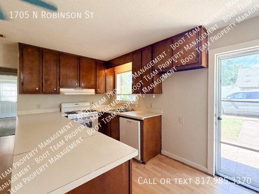 1705 N Robinson St - Photo 6 of 16