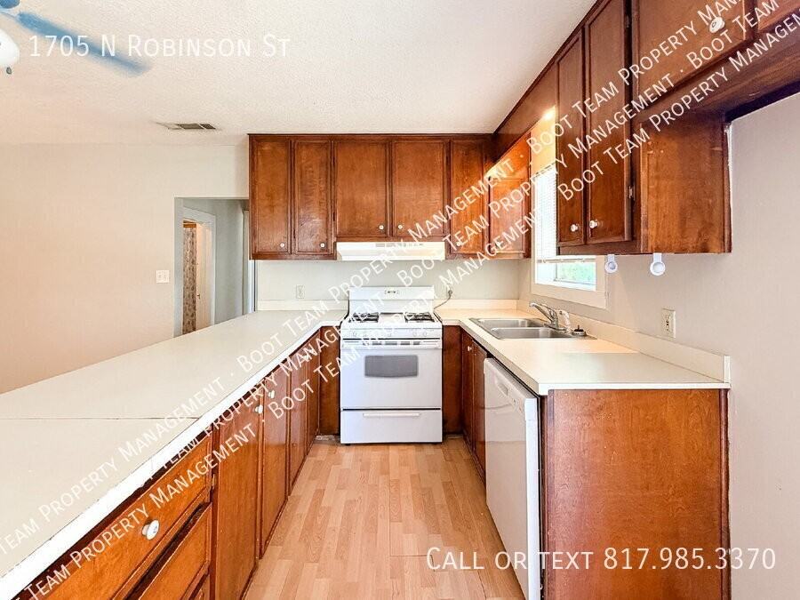 1705 N Robinson St - Photo 7 of 16