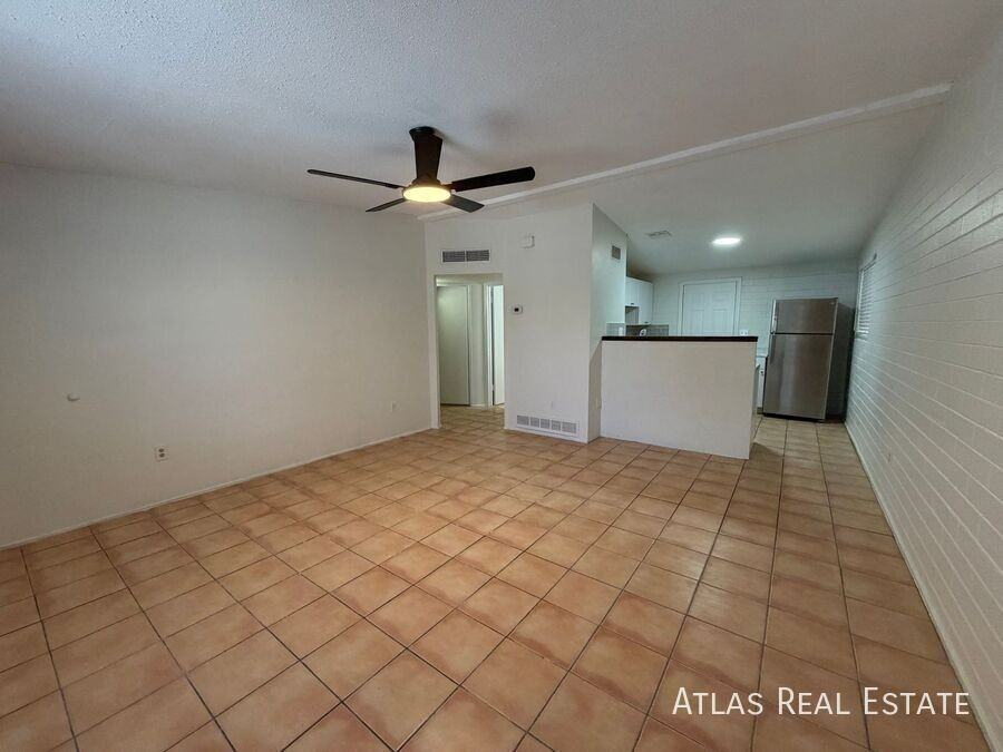 3247 N Sycamore Ave - Photo 3 of 18