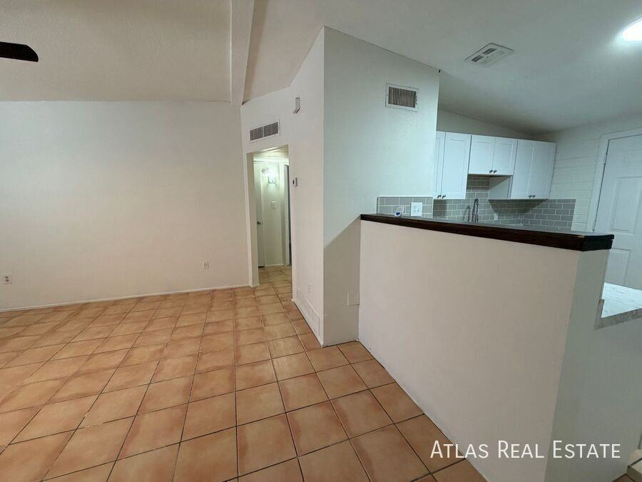 3247 N Sycamore Ave - Photo 5 of 18