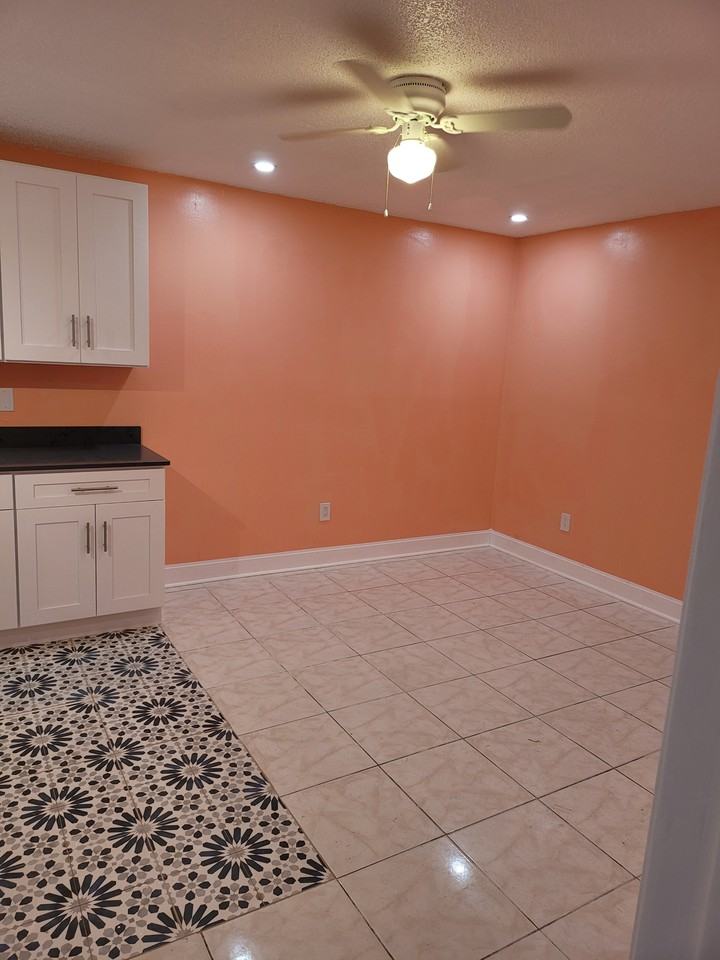 5020 Norma Elaine Rd #B - Photo 3 of 8