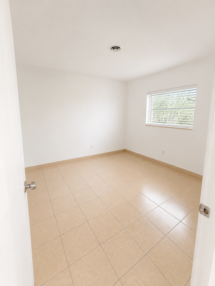 890 NW 39 St - Photo 7 of 8