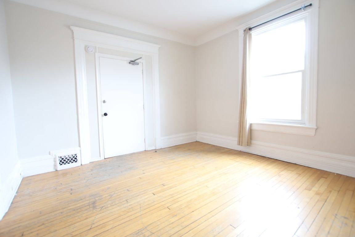 554 Mcleod St - Photo 3 of 16