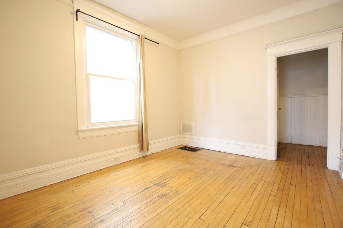 554 Mcleod St - Photo 4 of 16