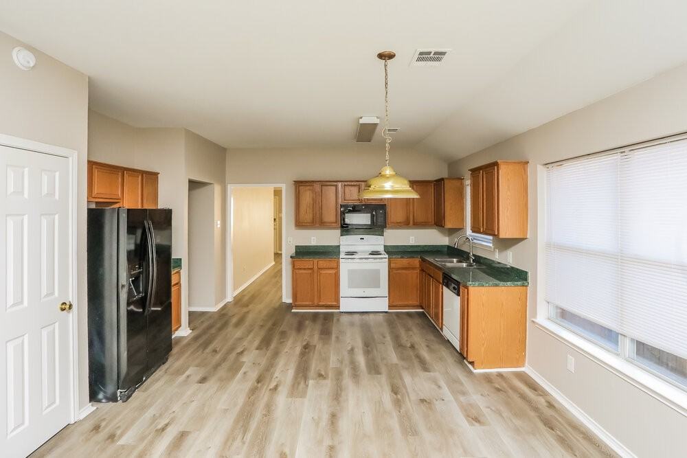 1303 Coronado Ln - Photo 6 of 16