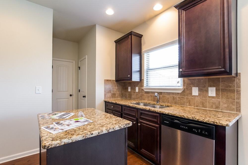 639 Ocean Ave - Photo 6 of 17