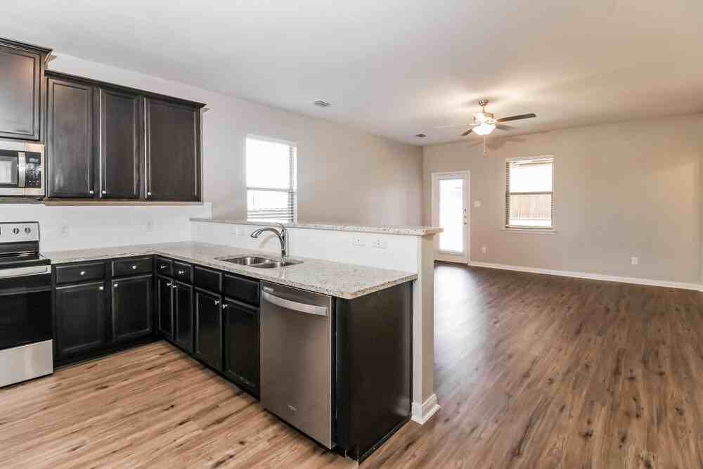204 Aaron St - Photo 4 of 16
