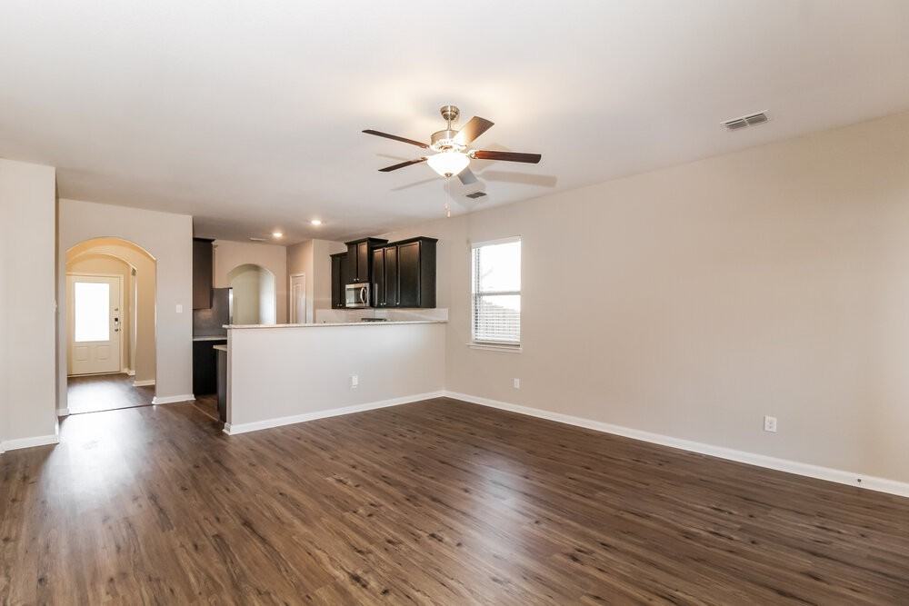 204 Aaron St - Photo 5 of 16