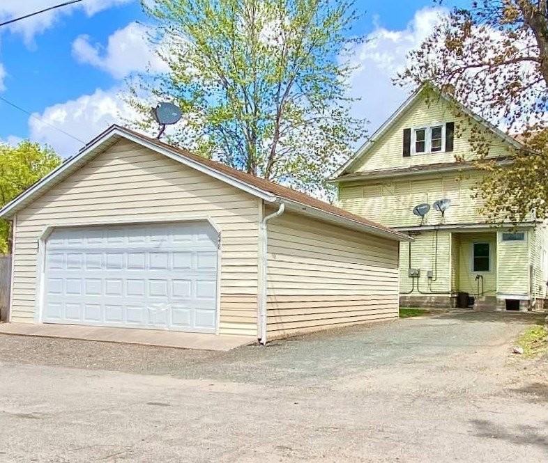 850 Thomas Ave - Photo 2 of 3