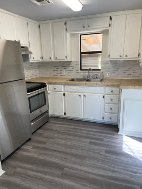 1012 E Farrall - Photo 2 of 8
