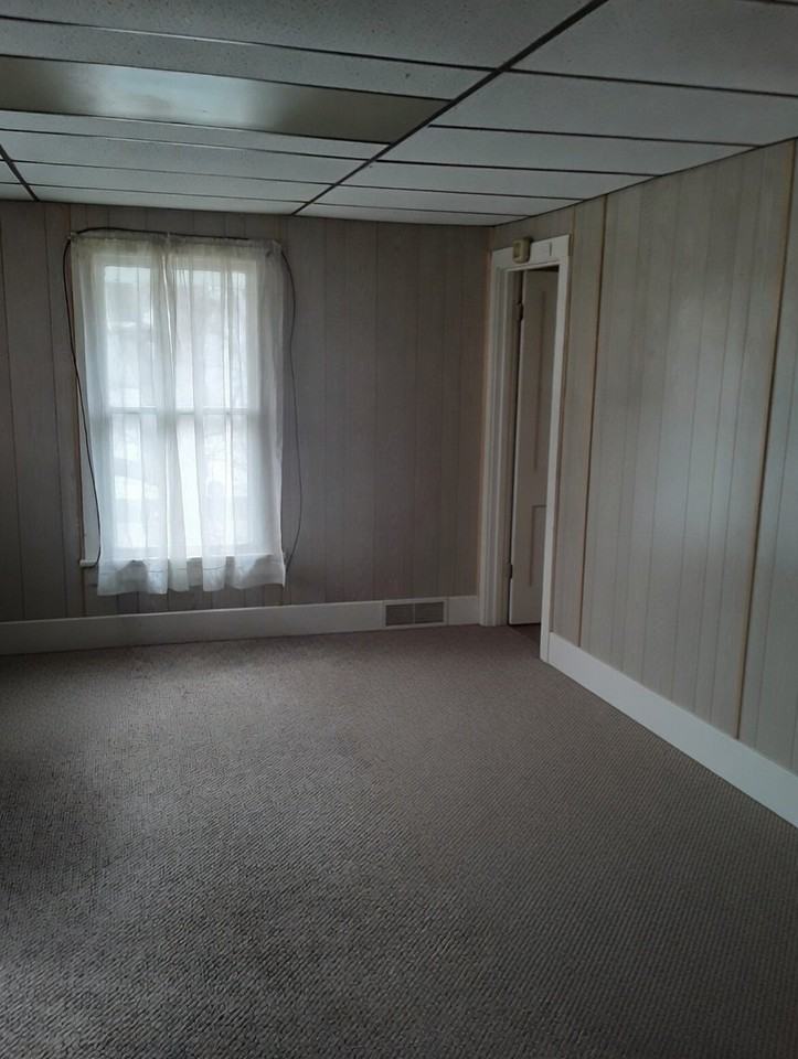 325 E Chestnut St #B - Photo 2 of 10