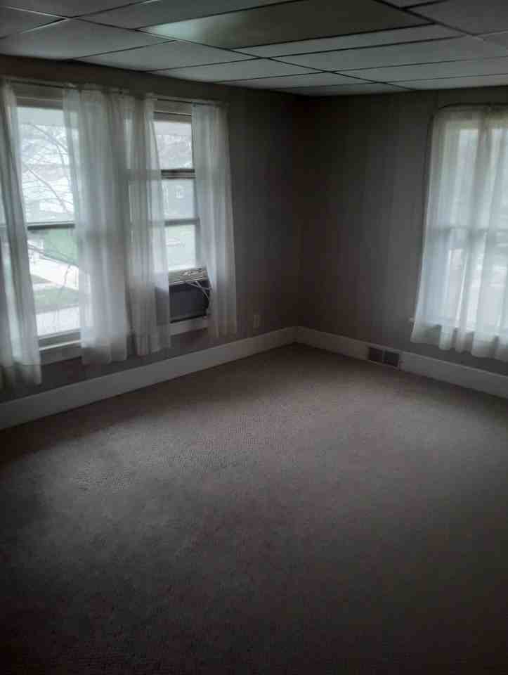 325 E Chestnut St #B - Photo 4 of 10