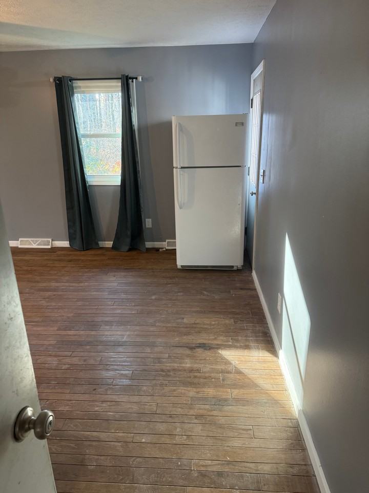 11711 Mayfield Rd - Photo 5 of 10