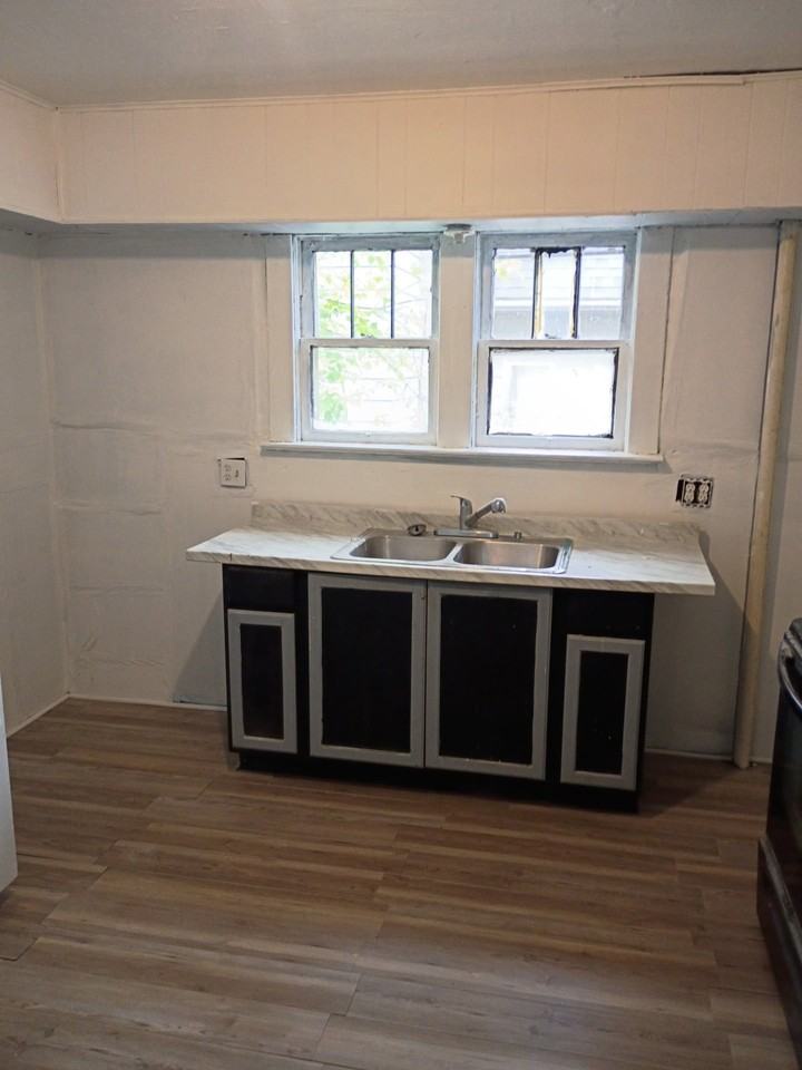 1106 Barrie Ave - Photo 4 of 7
