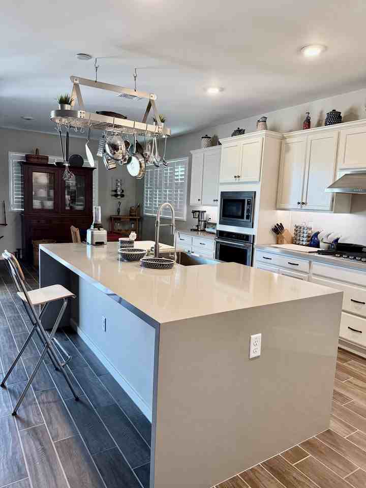 17229 W Butler Ave - Photo 5 of 18